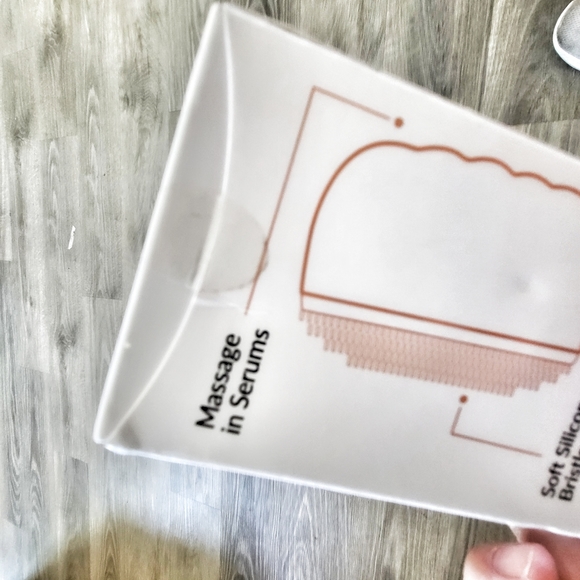 ❌️ SOLD PMD Clean Smart Facial Cleansing Device - Picture 4 of 5